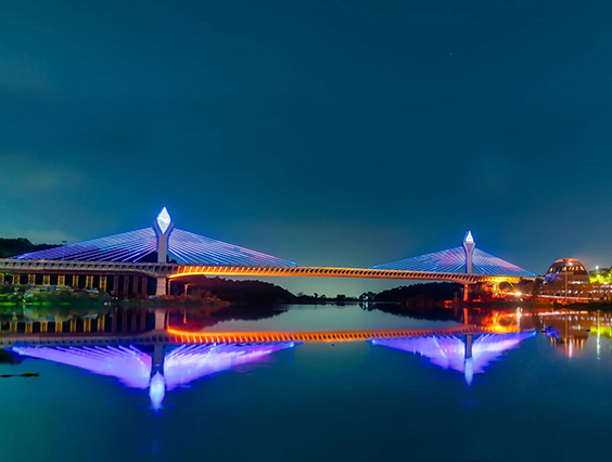 轟動印度，當?shù)厥鬃鶚蛄篖ED燈光秀—Durgam Cheravu Bridge